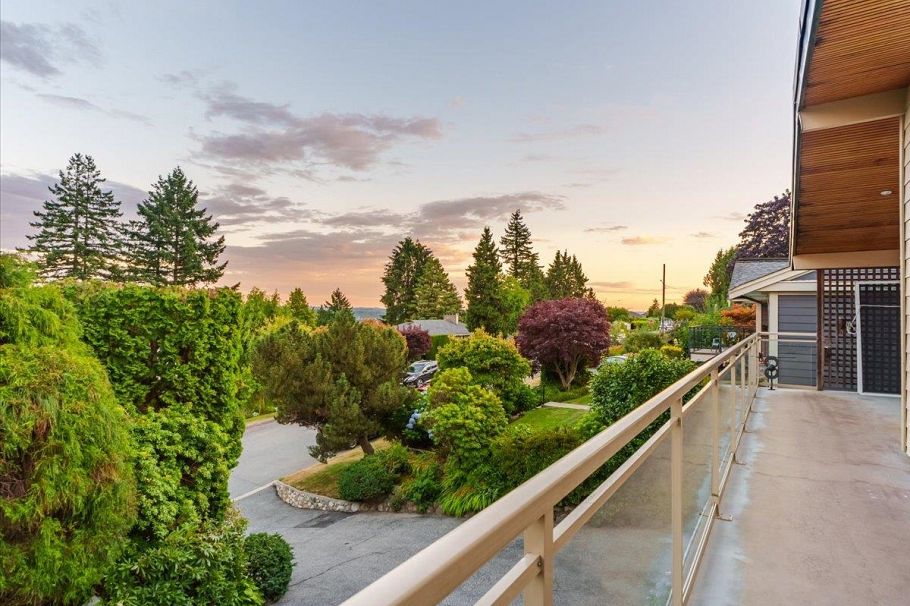 1228 Adderley Street North Vancouver, BC - 10