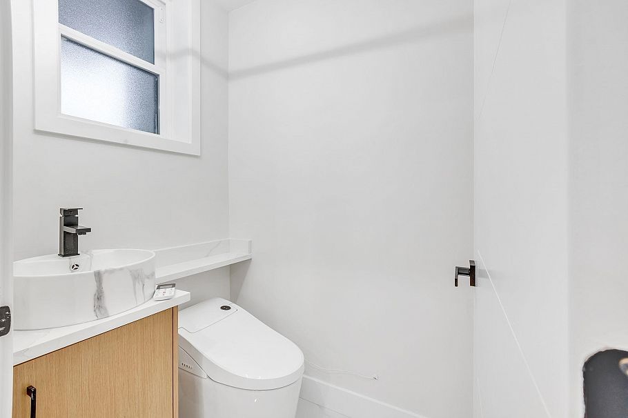 3440 E 4th Avenue Vancouver, BC - 9