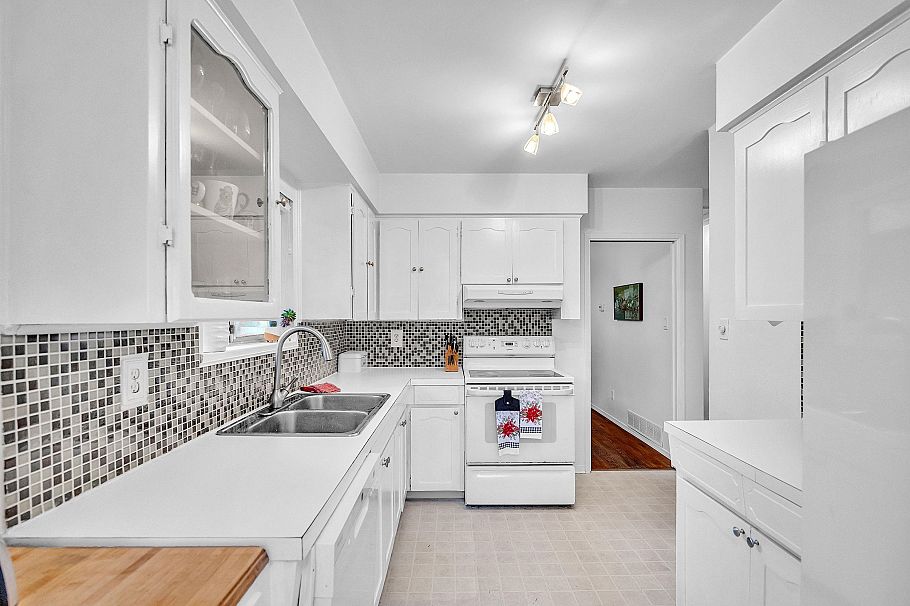 3296 Institute Road North Vancouver, BC - 2