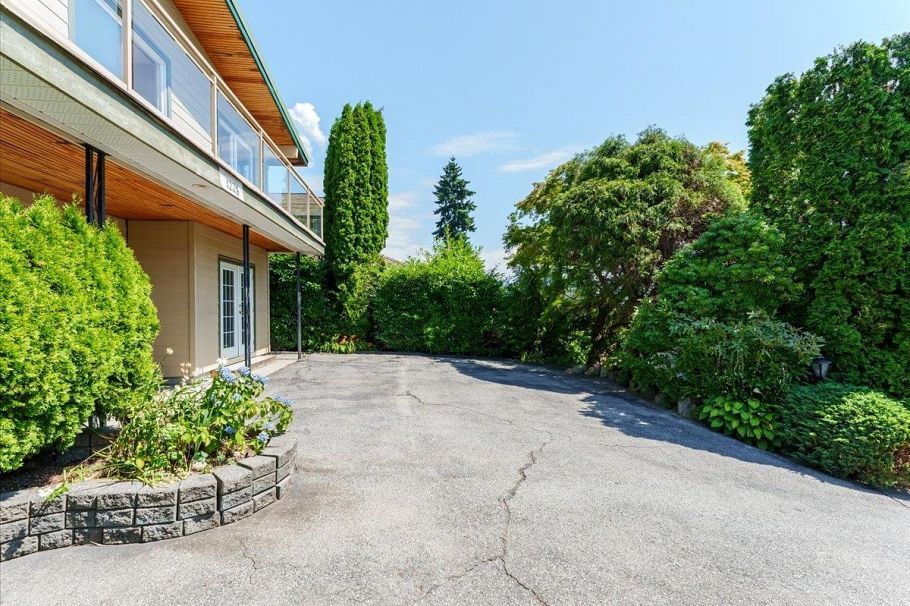 1228 Adderley Street North Vancouver, BC - 35