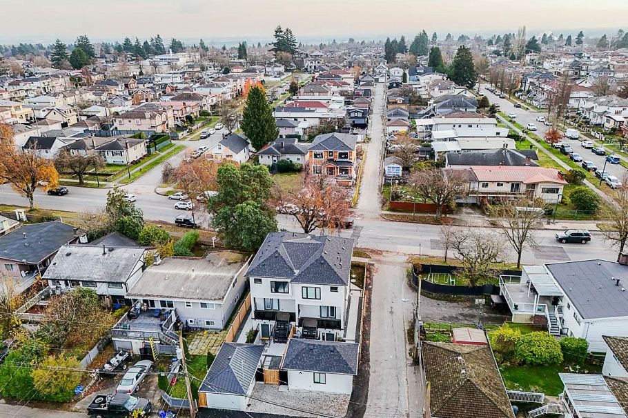 2331 E 49th Avenue Vancouver, BC - 36