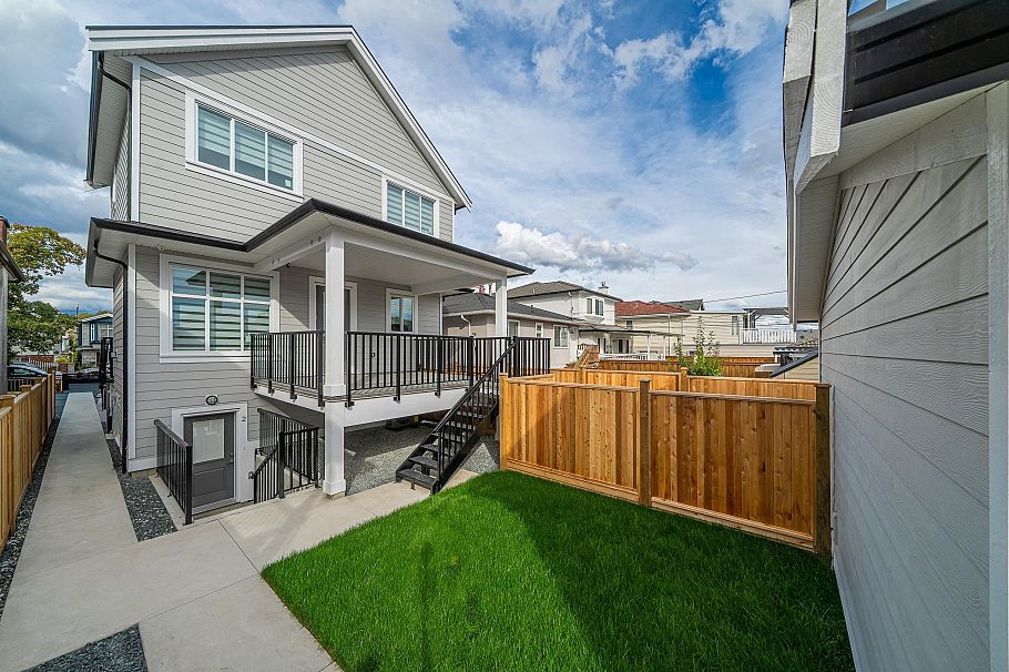 2172 E 46th Avenue Vancouver, BC - 18