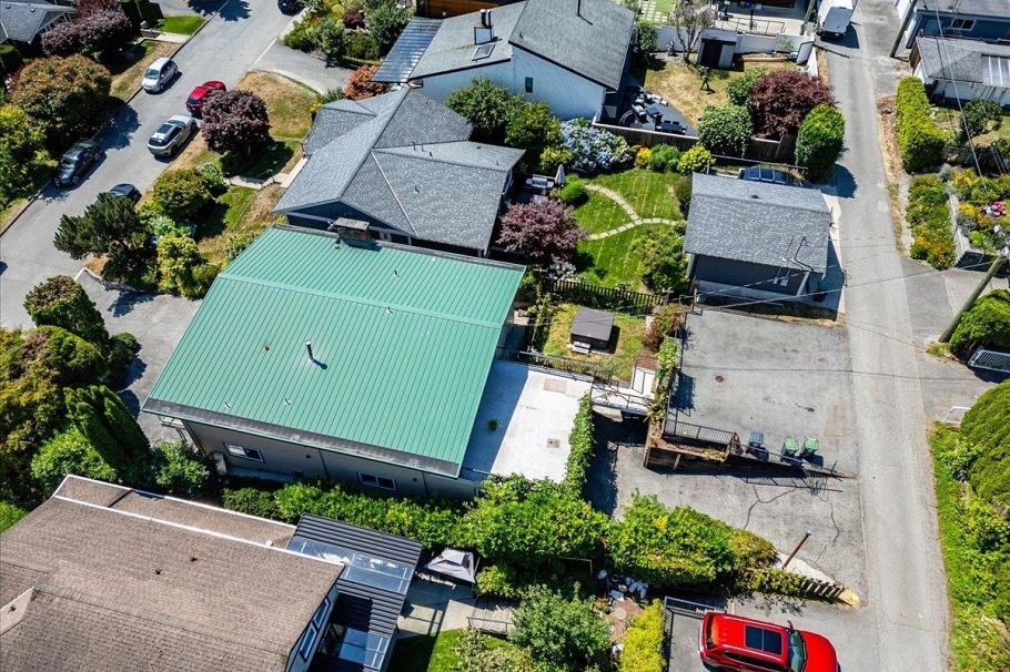 1228 Adderley Street North Vancouver, BC - 29