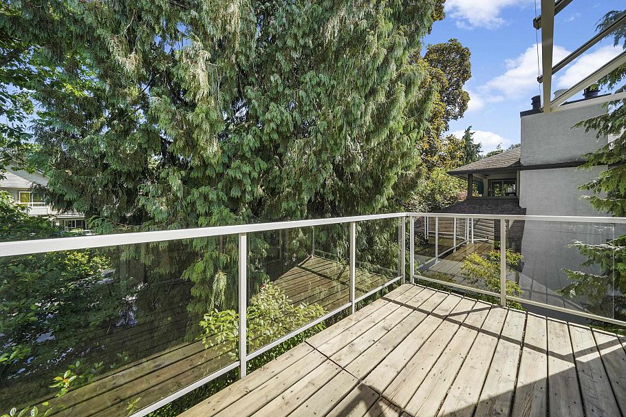 302 827 W 16 Street North Vancouver, BC - 22