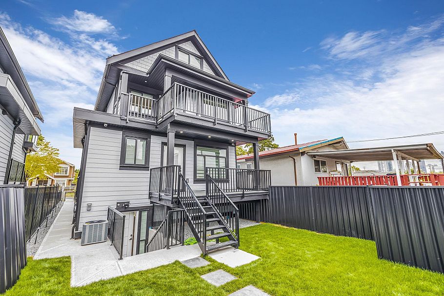 3440 E 4th Avenue Vancouver, BC - 2