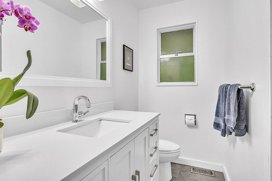 3296 Institute Road North Vancouver, BC - 12