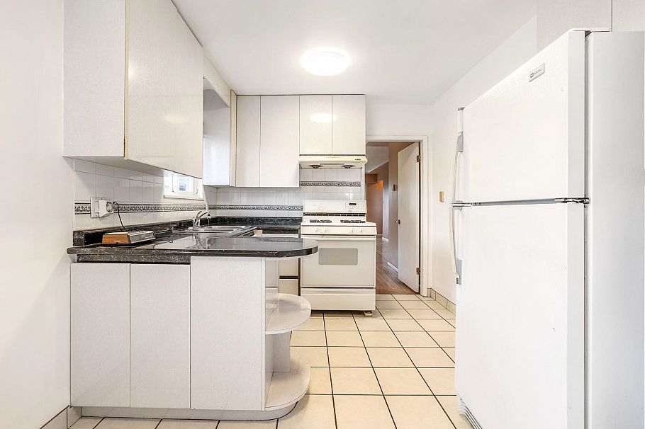 2431 E 12th Avenue Vancouver, BC - 8