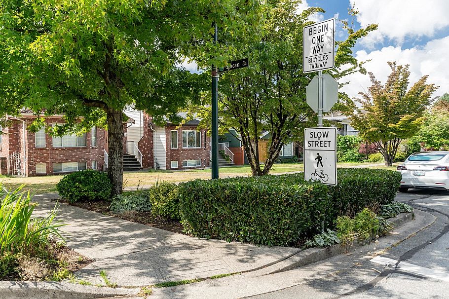 2724 Charles Street Vancouver, BC - 13