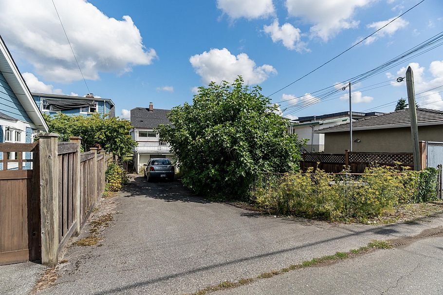 2724 Charles Street Vancouver, BC - 12