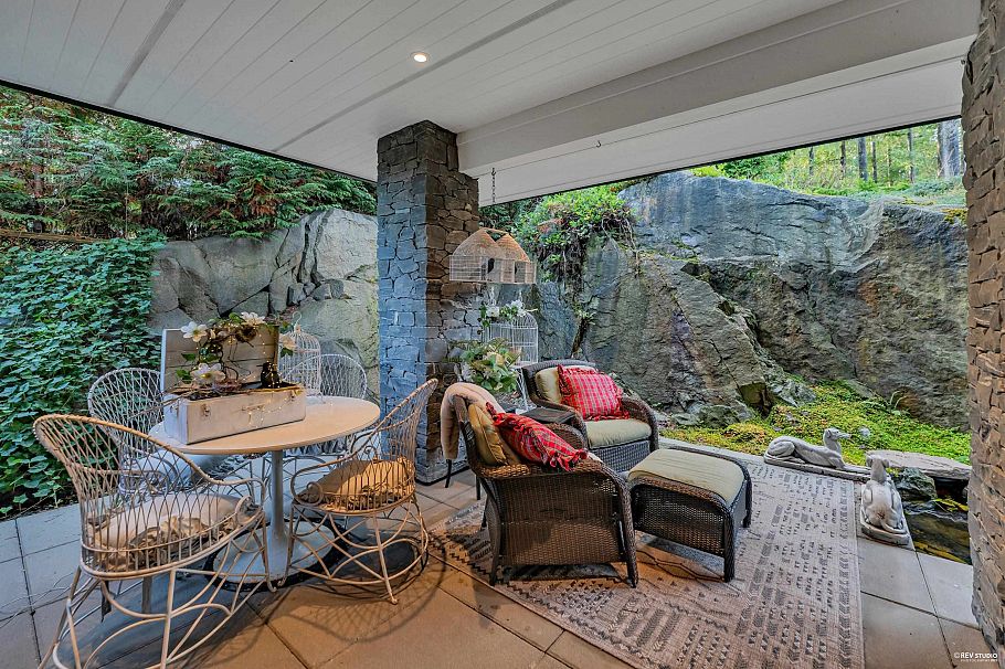 1812 Cardinal Crescent North Vancouver, BC - 28