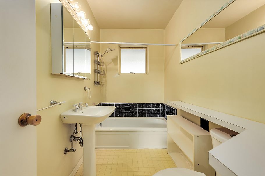 1118 Cloverley Street North Vancouver, BC - 22