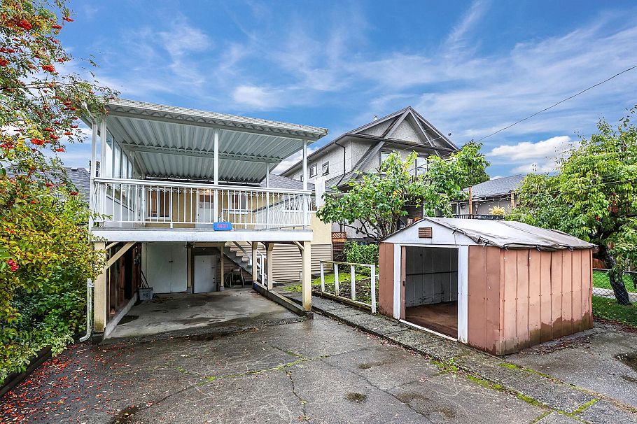 2431 E 12th Avenue Vancouver, BC - 30