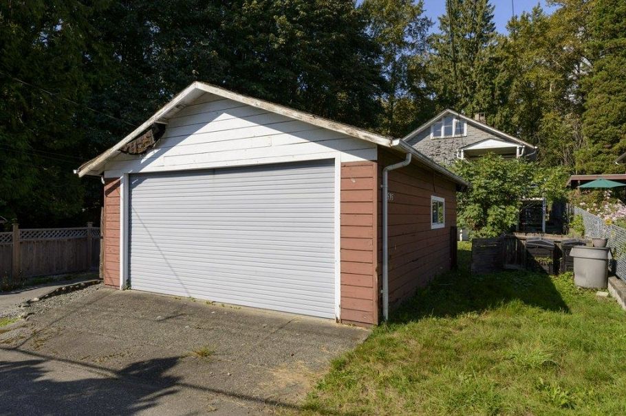 535 W 15th Street North Vancouver, BC - 36