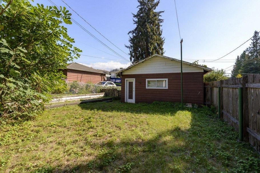 535 W 15th Street North Vancouver, BC - 27