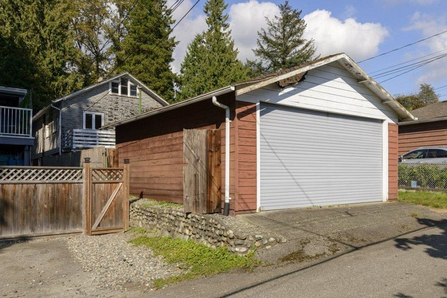 535 W 15th Street North Vancouver, BC - 35