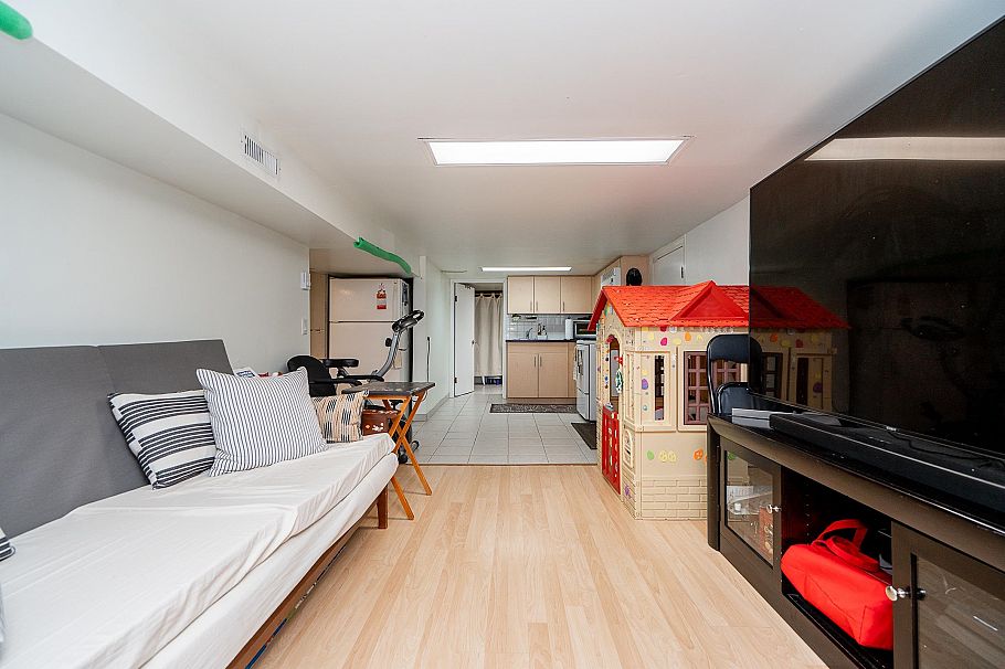 156 E 53rd Avenue Vancouver, BC - 9