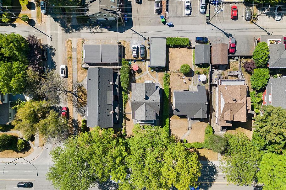 324 W 12th Avenue Vancouver, BC - 3