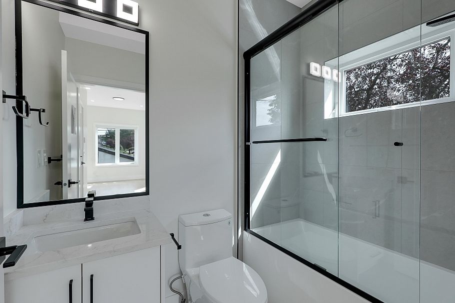 2 3695 E 26 Avenue Vancouver, BC - 26