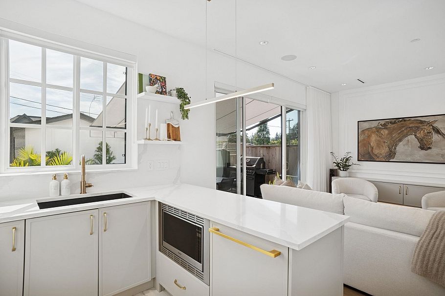 3634 W 29 Avenue Vancouver, BC - 13