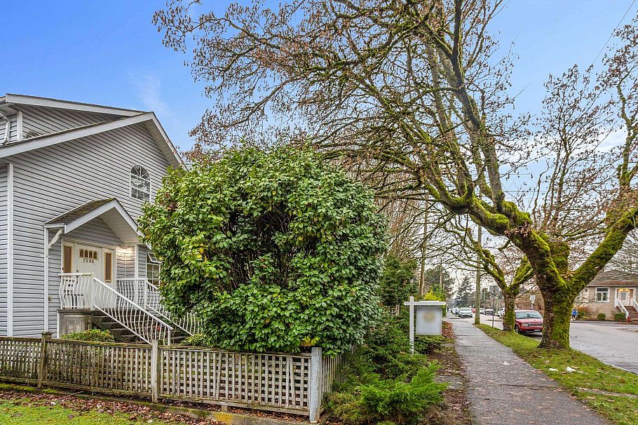 2586 W 8th Avenue Vancouver, BC - 21