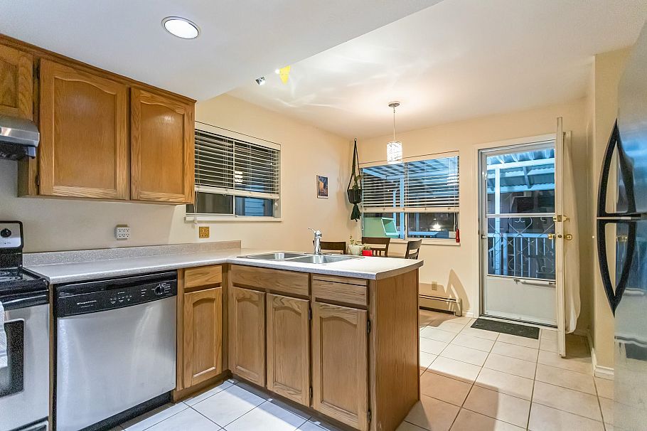 2586 W 8th Avenue Vancouver, BC - 6