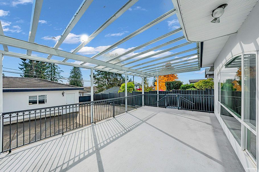 213 W 28th Street North Vancouver, BC - 18