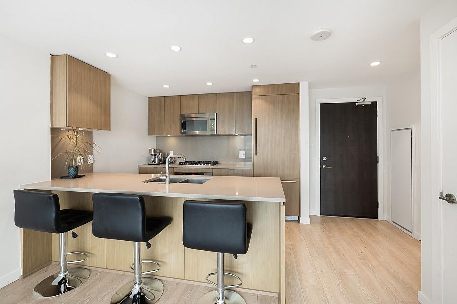 810 125 E 14th Street North Vancouver, BC - 4