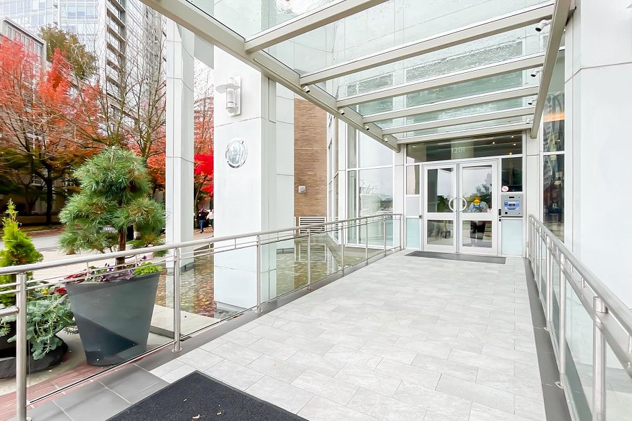1602 1201 Marinaside Crescent Vancouver, BC - 5