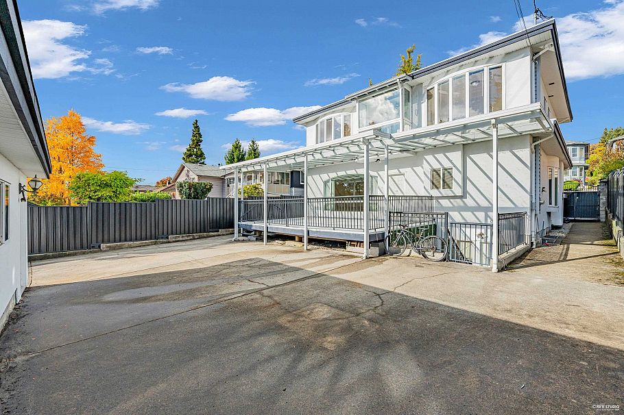 213 W 28th Street North Vancouver, BC - 20