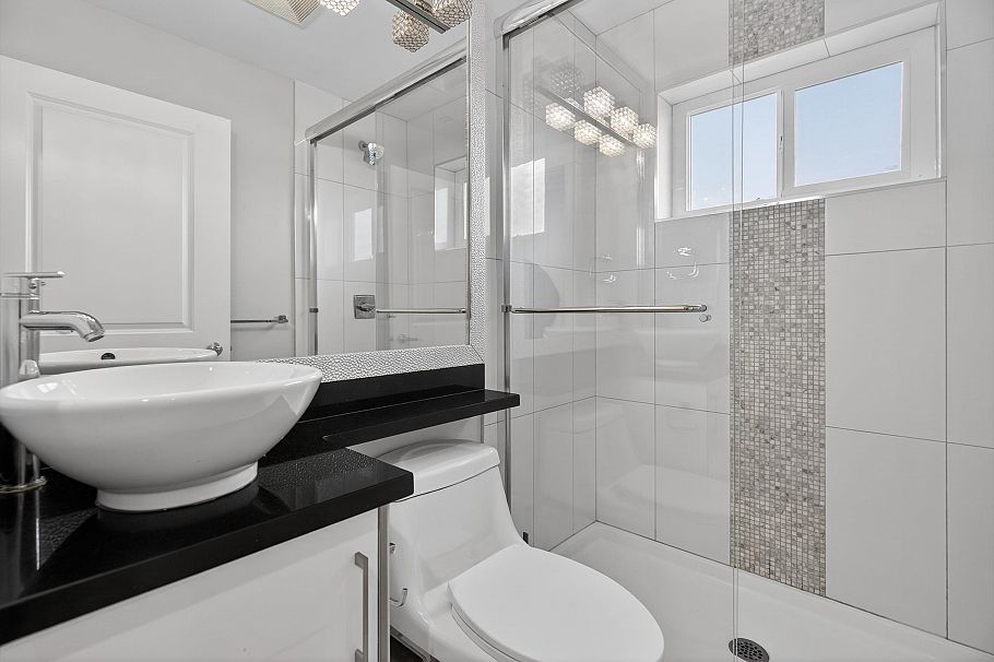 2430 E 41 Avenue Vancouver, BC - 18