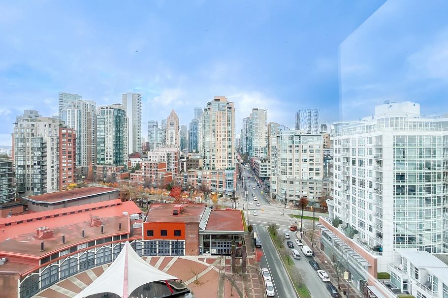 1602 1201 Marinaside Crescent Vancouver, BC - 3