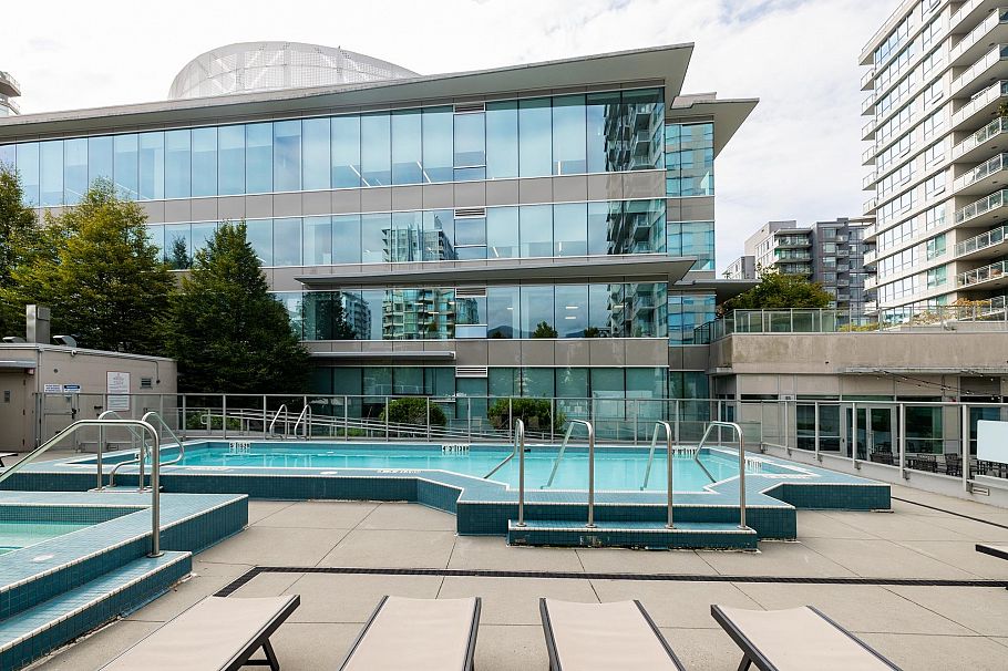 810 125 E 14th Street North Vancouver, BC - 27