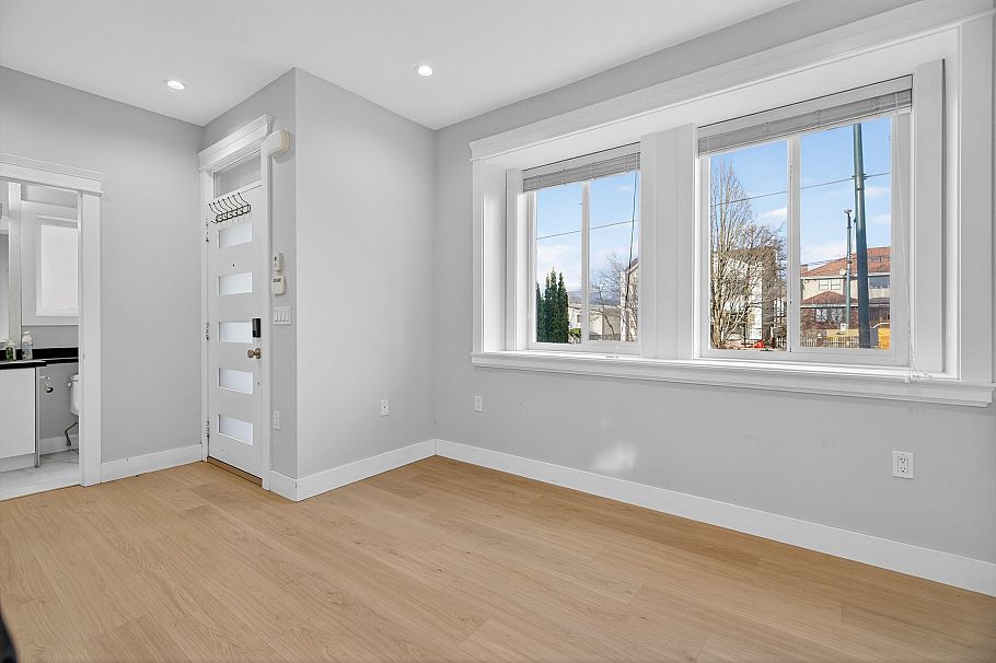 2430 E 41 Avenue Vancouver, BC - 11