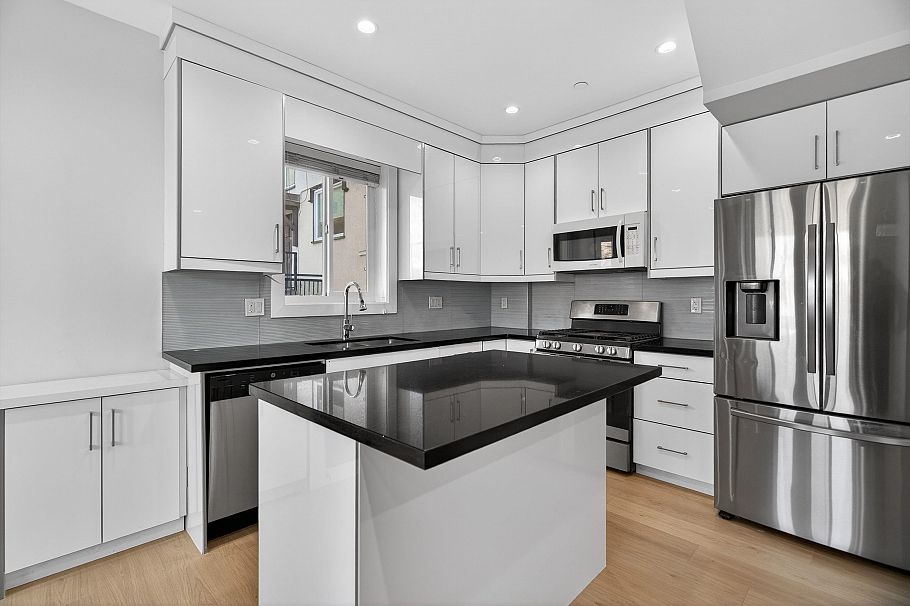 2430 E 41 Avenue Vancouver, BC - 8