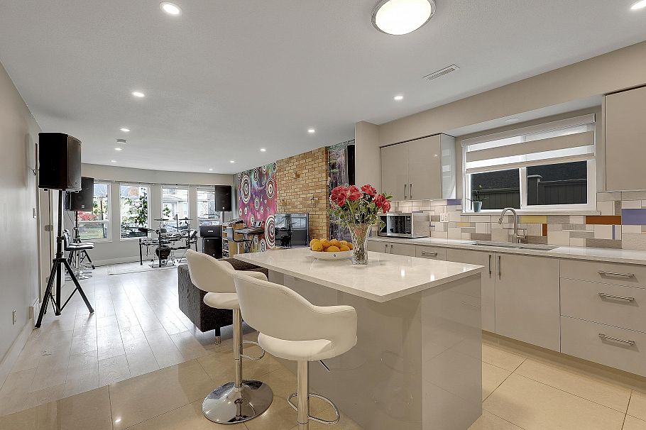 2624 Kitchener Street Vancouver, BC - 26