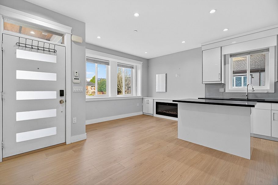 2430 E 41 Avenue Vancouver, BC - 3