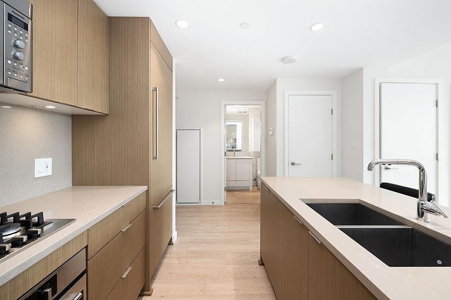 810 125 E 14th Street North Vancouver, BC - 3