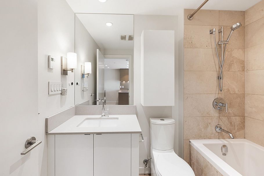 810 125 E 14th Street North Vancouver, BC - 16