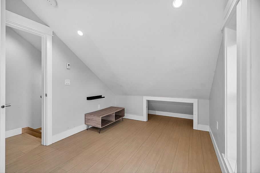 2430 E 41 Avenue Vancouver, BC - 21