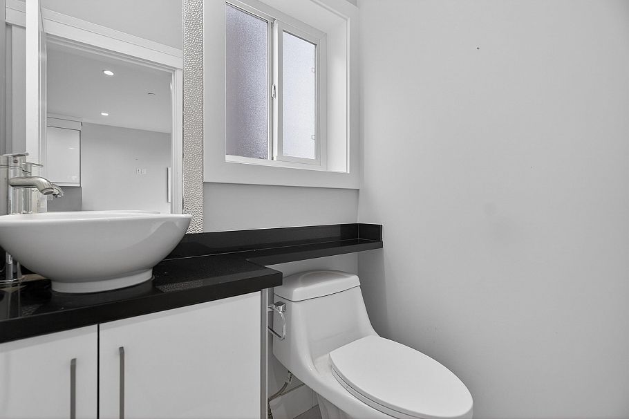 2430 E 41 Avenue Vancouver, BC - 13