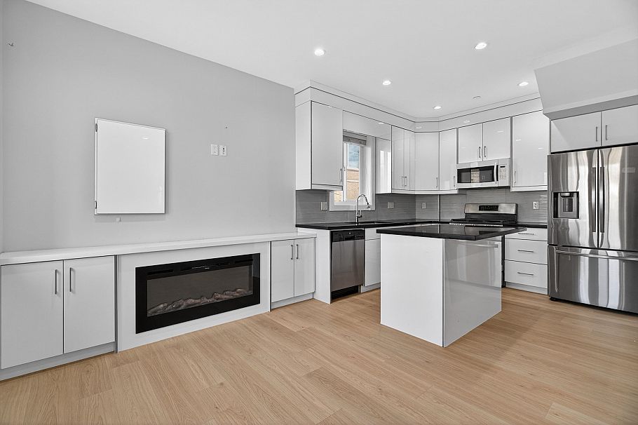 2430 E 41 Avenue Vancouver, BC - 4