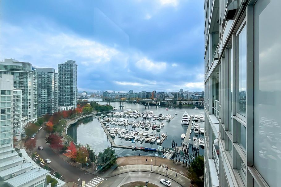 1602 1201 Marinaside Crescent Vancouver, BC - 2