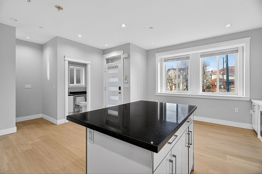 2430 E 41 Avenue Vancouver, BC - 9