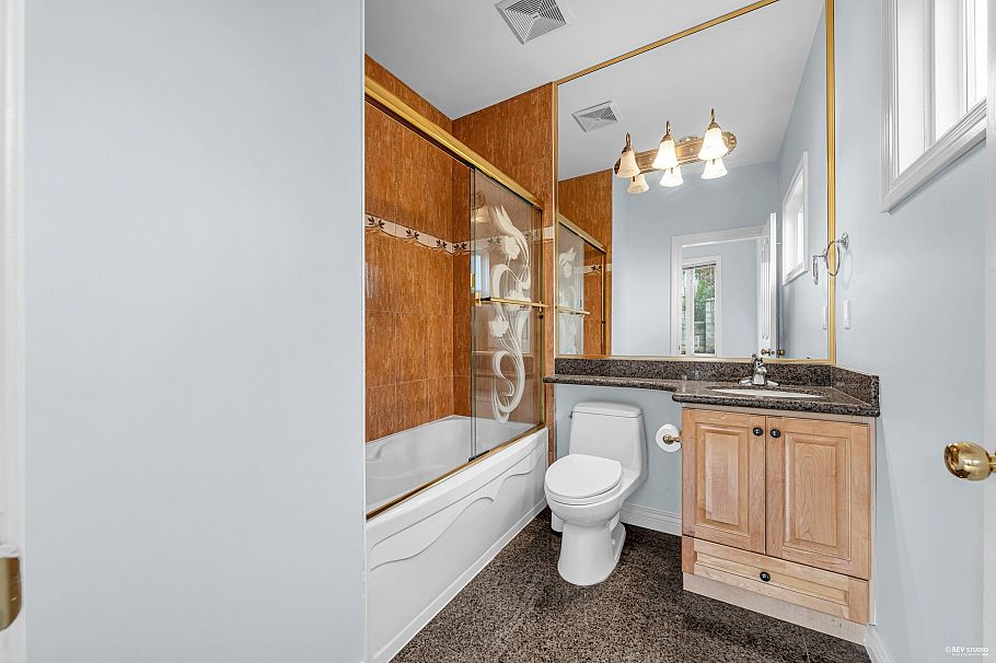 213 W 28th Street North Vancouver, BC - 15