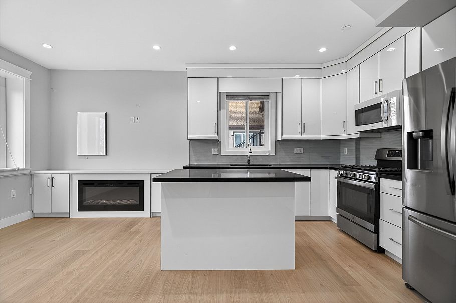 2430 E 41 Avenue Vancouver, BC - 12