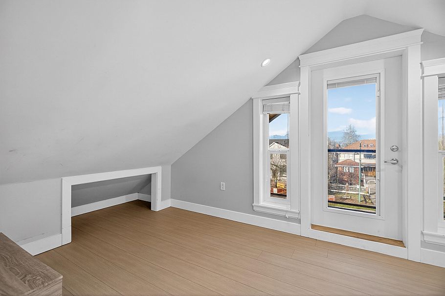 2430 E 41 Avenue Vancouver, BC - 20