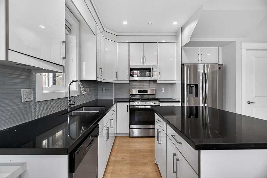 2430 E 41 Avenue Vancouver, BC - 7