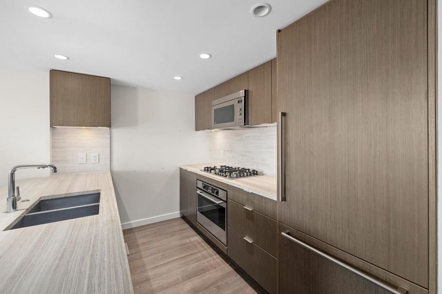 610 125 E 14th Street North Vancouver, BC - 12