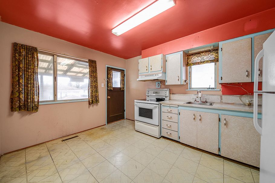 5284 Slocan Street Vancouver, BC - 2