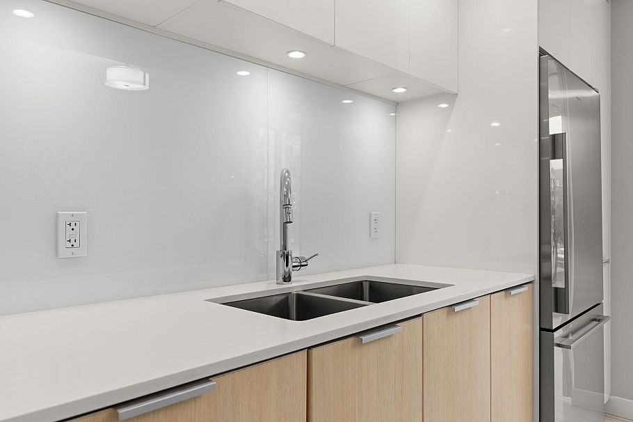 207 111 E 3rd Street North Vancouver, BC - 5